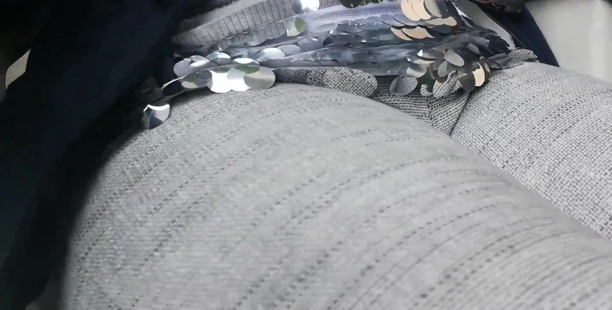 Nicoletta Embassi: Jag visar mina bröst i trädgården och pissar sedan i...