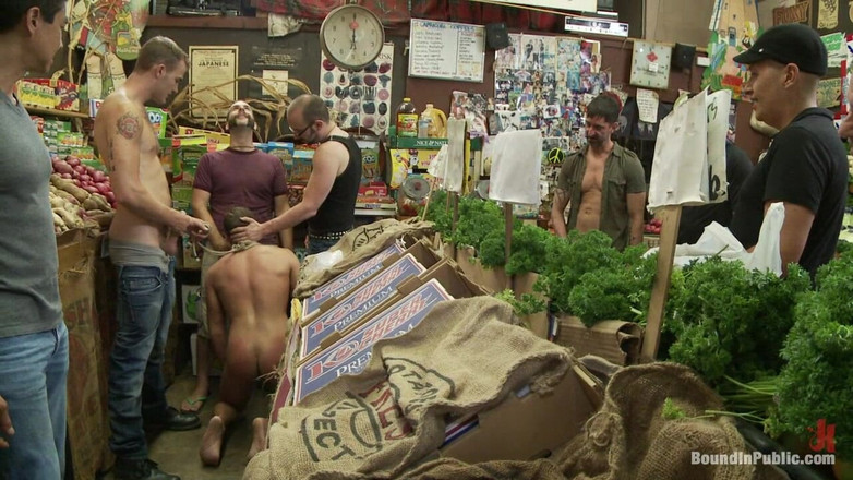 Bound in public: Studly Shoplifter primește o vinete în cur și o față plină de...