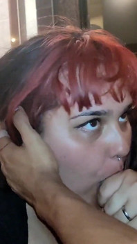 Tremenda corrida en mi cara me pongo muy cachonda haciendo garganta profunda