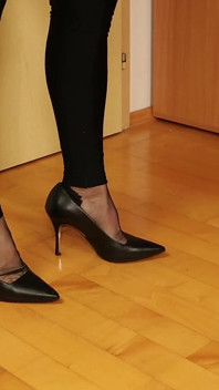 Svarta höga klackar & rht nylons - dinglande & fotspel under skrivbordet