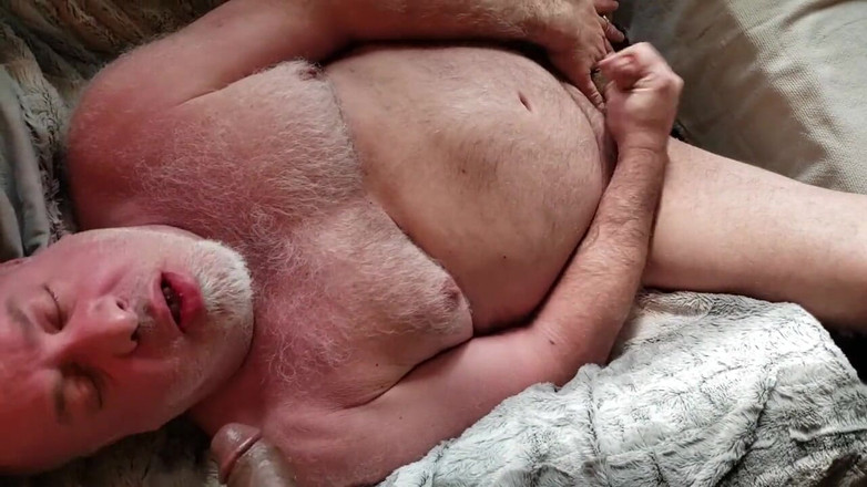 beardaddychub: Medvěd si to dělá s mrdkou na nohou