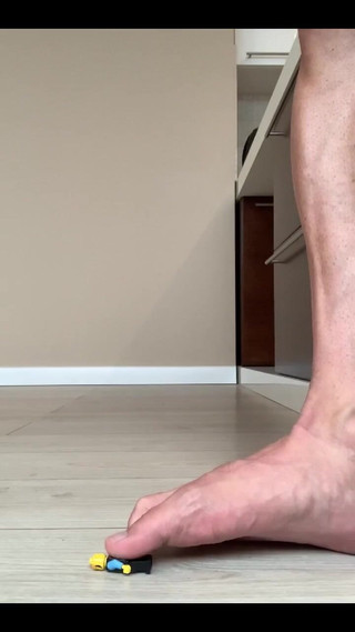 Jasons feet: Tiny se bojí obru