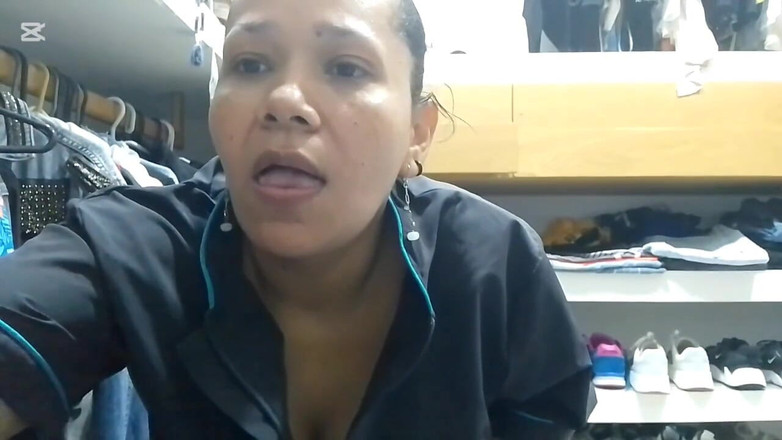 Milfcaliente69: MILF maid onanerar sin stora röv i sin chefs omklädningsrum...