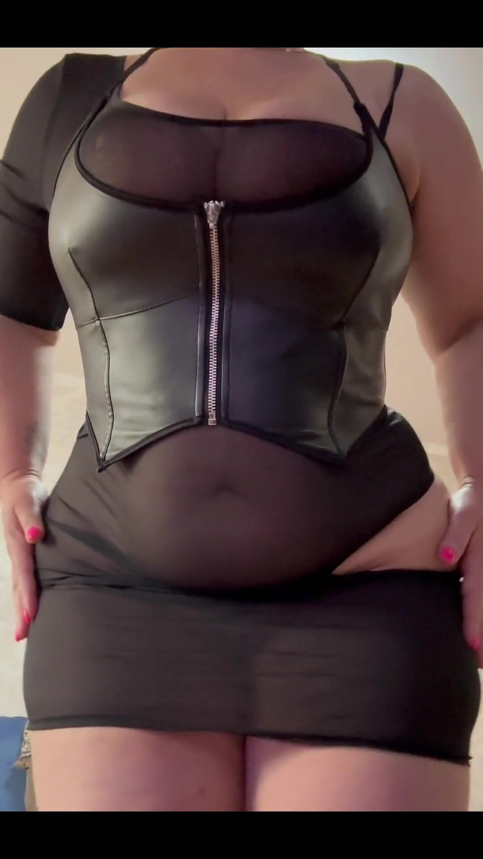 KarmenMilf: 穿着新衣服跳舞