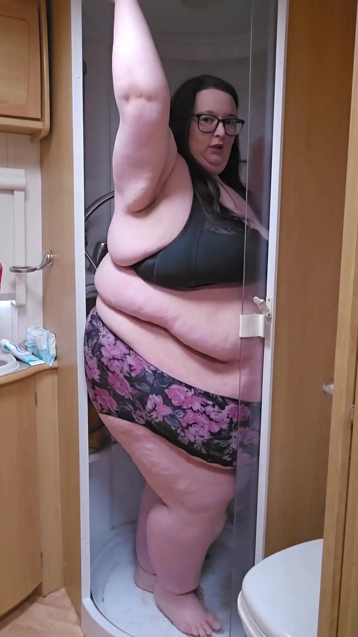 SSBBWLadyBrads: Provando la doccia nella mia roulotte