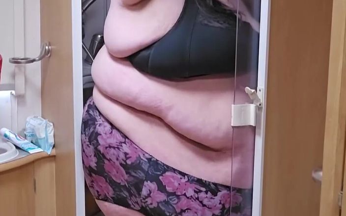 SSBBWLadyBrads: Provando la doccia nella mia roulotte