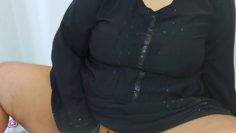 Aria Mia: Arabská sólo macecha prstí šukání a nálož spermatu na její abayu!