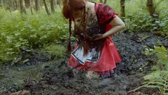 Le chaperon rouge se masturbe dans la boue de la forêt