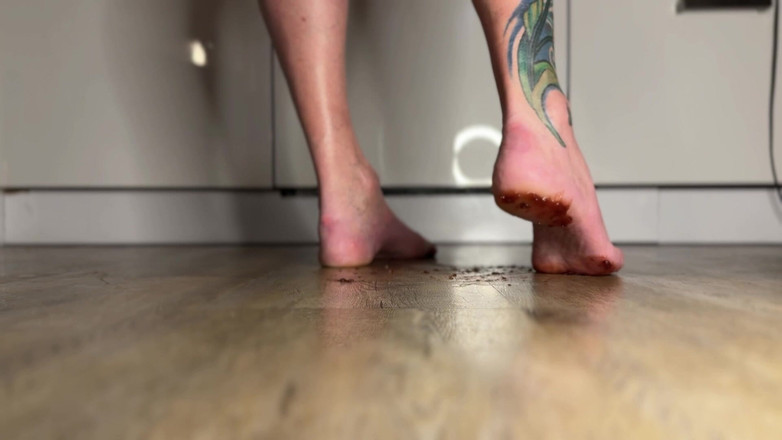 NaomiPerv: Naomiperv zermalmt und stampft Essen mit ihren Absätzen und ihrer...