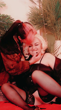 Sesiune de fetiș lesbian cu țâțe mari - blondă și brunetă în ciorapi Go Complet Raw