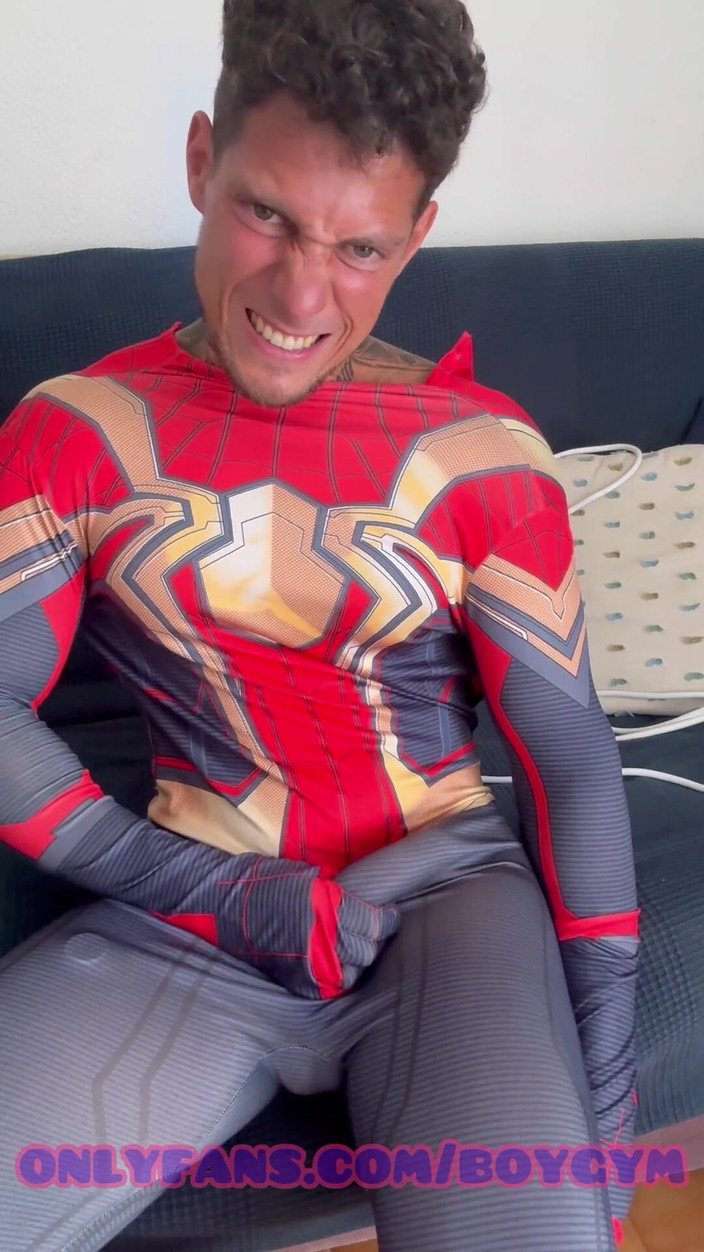 BoyGym: Hunk Spiderman bermain dengan zakar gemuknya
