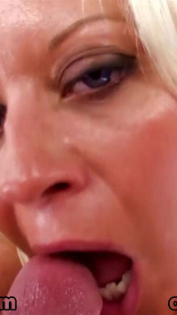 Sexig milf Roxy Doll POV avsugning och sperma svälja