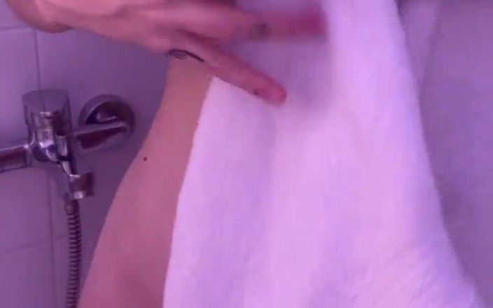 Viola Alaska: Blonde Washes up in the Shower and Squirts