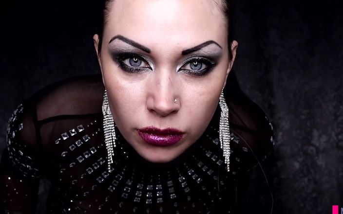Goddess Misha Goldy: Prosí o bohyni Plivat!