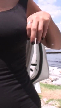 Țâțe naturale minunate și fund gros pe această femeie latino sexy