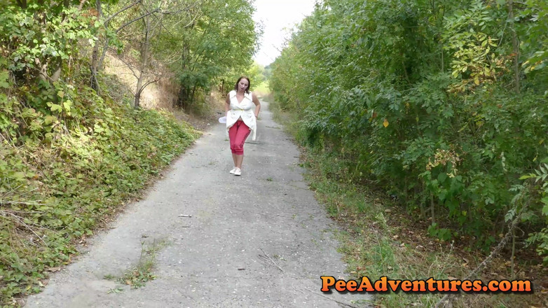 Pee Adventures: Pulchna brunetka dużo sika