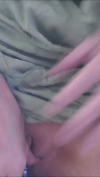 Futai adânc până la coaie pe un vibrator cu jucărie sexuală cu fundul întins și orgasme cu gemete