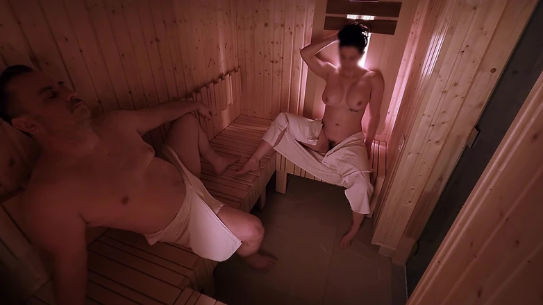 DedeDeville: 在公共桑拿房里玩非常冒险和快速的性爱，多次高潮。热业余熟女达达德维尔