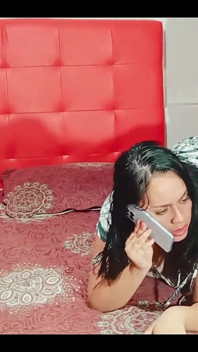 Ateşli üvey anne sikilirken aldatılan kocasıyla telefonda konuşuyor