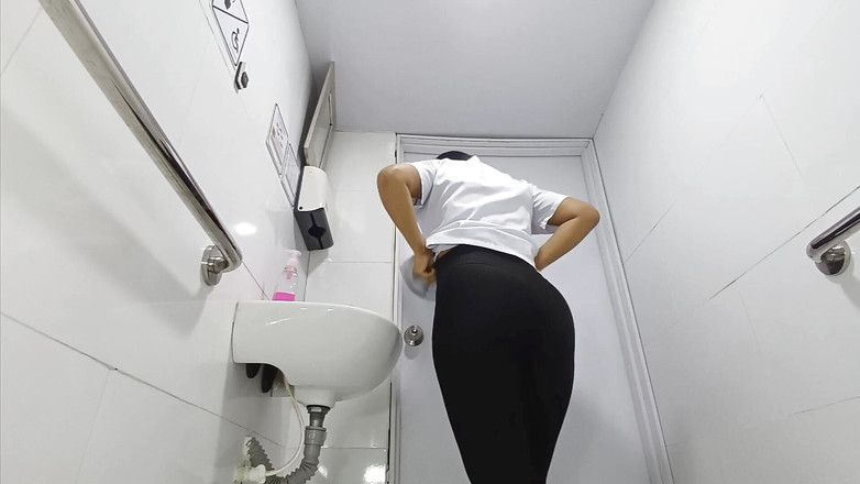 kelsyStar: Cámara amateur en el baño del hospital graba enfermera latina
