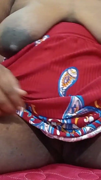 Istri tamil tamil lagi asik fingering memeknya pakai jari sambil dudukin kontol