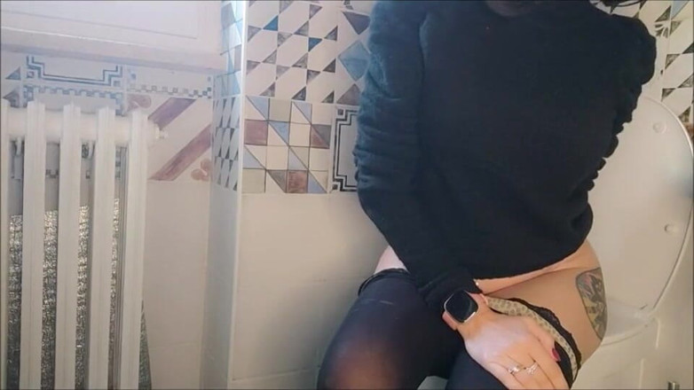savannahamatoriale: トイレからのホットノイズ
