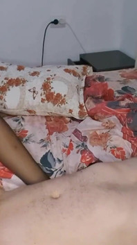 Sora vitregă sexy dominatoare feminină futai adânc în cur cu vibrator imens legat, sondare pulă, explozie de spermă
