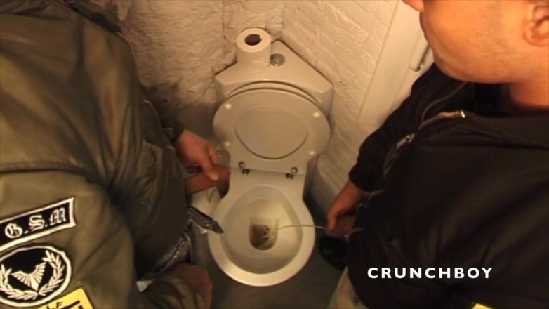 Crunch Boy: Homosexual folosit de stăpâni dominanți ai băieților cu piele
