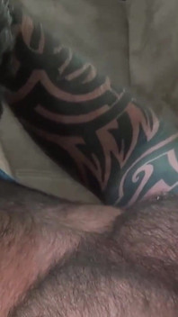 Bearfilms cu piercing gay Dean Wyatt lustruiește pula lui Marc Angelo în muie umedă