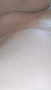 Quand une MILF mariée n’est pas à la maison, le garçon d’à côté vient la baiser