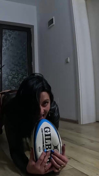 Rugby Ball Fetish - Dirty Talk, Jízda na kundičce a lízání Gilbert Ball