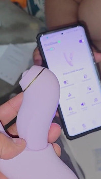 私はSvakomのDuoglowで自慰をしていると、彼が私の尻を破壊します