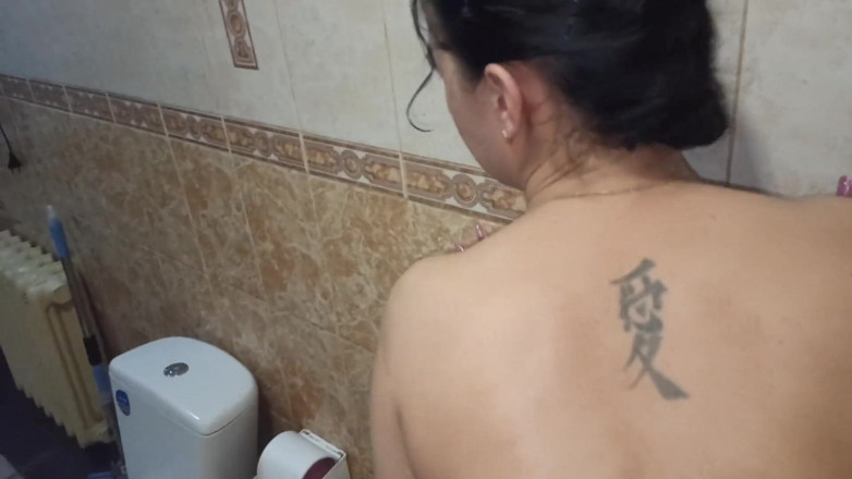 DirtyLubov: Sexo oral en el baño