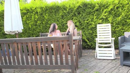 Fuck Cumshot Party: Twee hete getatoeëerde brunettes delen en neuken een enorme lul