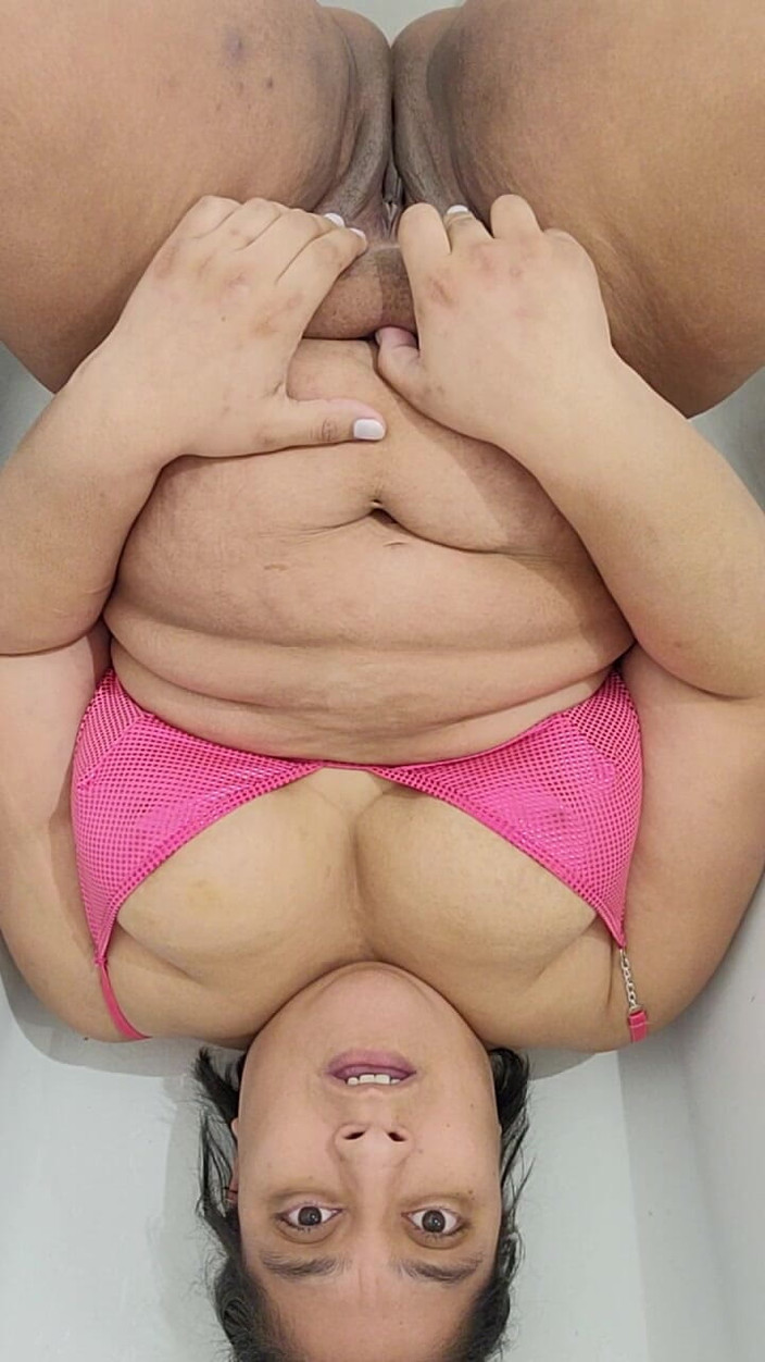 Latinaknows_best: 입이 벌어지다 얼굴에 오줌 싸는 아름다운 라틴계 여자