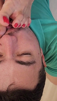 Sexy realitní agentka používá nohy k uzavření dohody - sexy uctívání nohou a visící clog - Dangling - Uctívání nohou