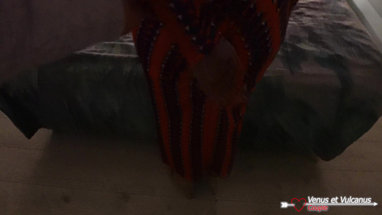 Venus et Vulcanus: Azgın esmer turuncu elbise giyiyor ve sikilmeye ihtiyacı var