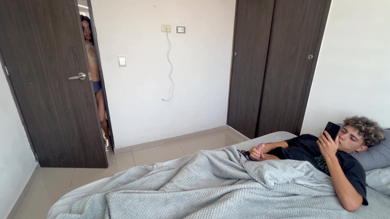 BritannySexxx: Moje nevlastní sestra vstoupí do mého pokoje neohlášeně. Nakonec jsme šukali.