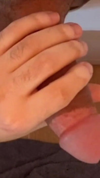 O tânără studentă curioasă explorează gaura din zid - gloryhole pentru prima dată