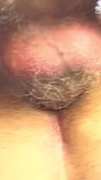 Açık havada damlayan ve deliklerini genişleten anal esnetme