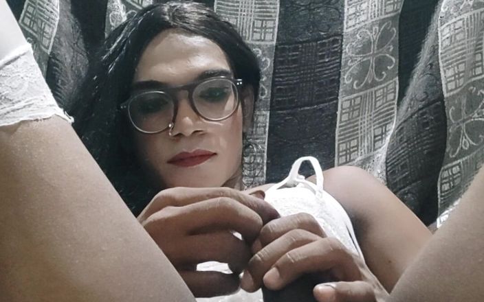 Keerthanakeerthi95: La sissy ragazza indiana munge il cazzo nel babydoll bianco