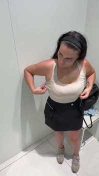 成熟女性试穿衣服