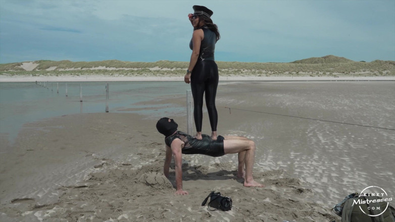 Kinky Mistresses: Piedi di sandy e calpestare