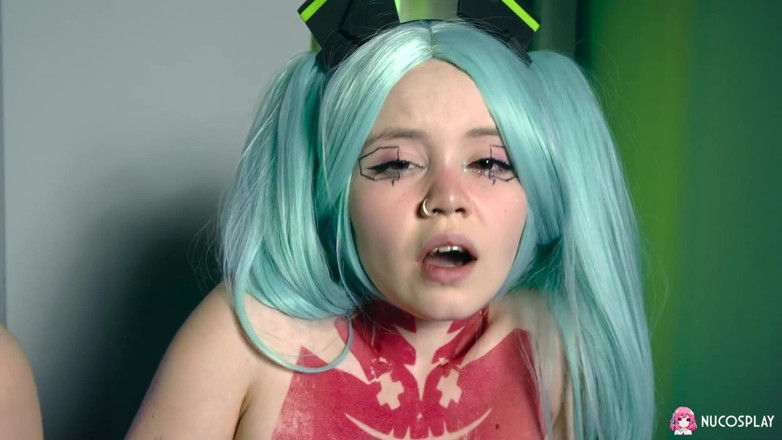 Nu Cosplay: Rebecca Nikson nous montre ses merveilleux seins dans un cosplay...