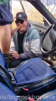 Jalang cruise keras orang asing melawan zakar besar ayah di landasan