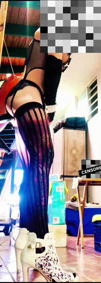 Sexy transgênero meia preta cavalgando vibrador anal na parede
