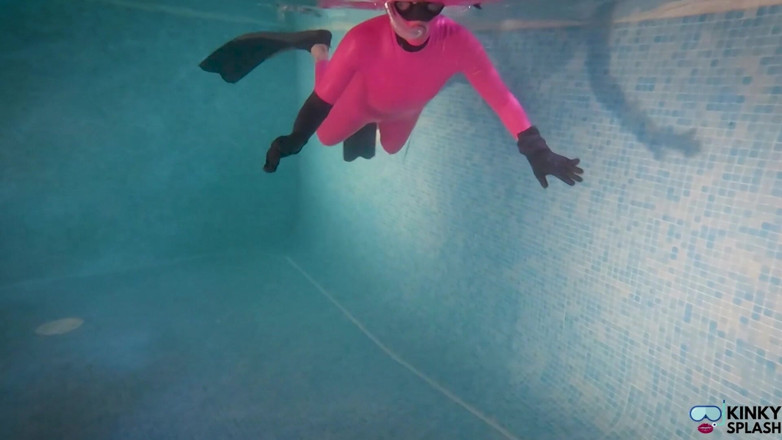 UKCuteGirl Lucy Lauren: Slippery Latex Slut's Deep Pool Diving Tease