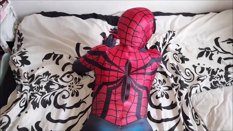 Nylon Xtreme: Nové kouření kostýmu SpiderGirl