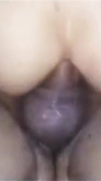 Jovencita montando a su amiga, lo saca de su vagina y se lo mete en el culo