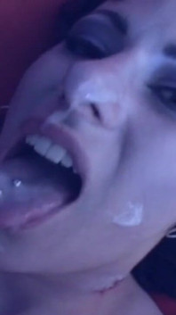 La ragazza gotica tettona vampira viene scopata